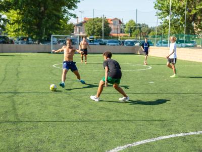 Giocatori di calcio amatoriali in campo all'aperto durante una partita.