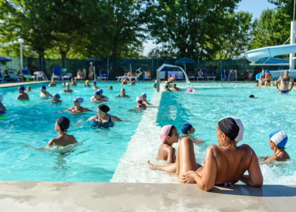 vacanzespinnaker de angebot-juni-zweizimmer-und-dreizimmerwohnungen-im-campingplatz-in-den-marken 013