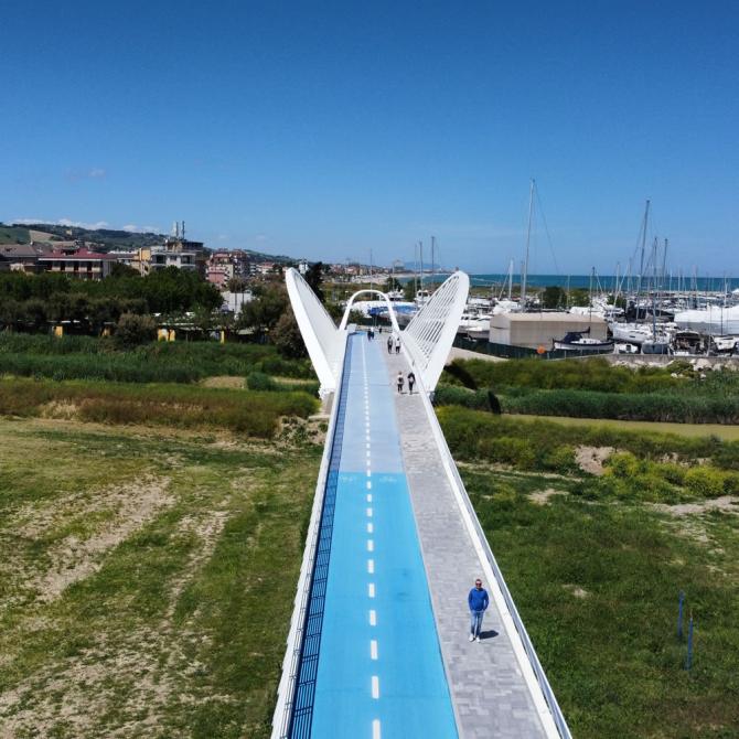 Moderne Fahrradbrücke in der Nähe des Hafens mit Panoramablick.